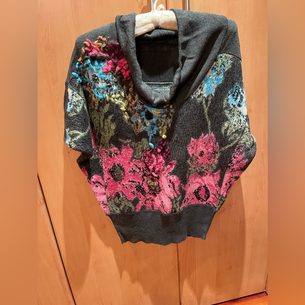Beautiful sweater with appliqué by Didier Parakian